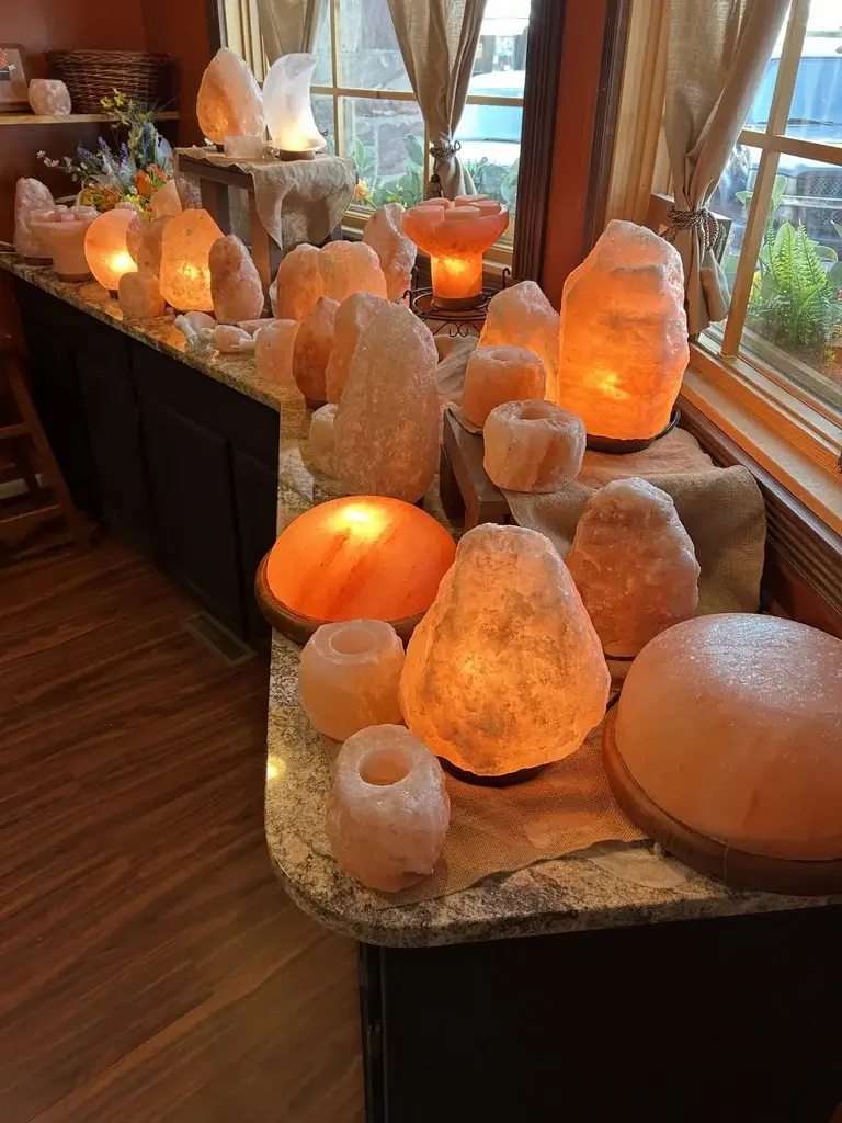 Himalajska so na pultu, lampe od himalajske soli